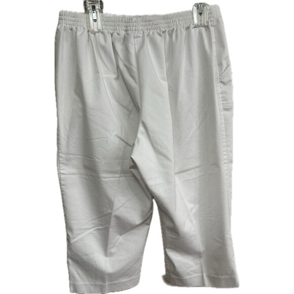 Alfred Dunner Women's Capri Pants Casual Pull On White Pockets Buttons Size 14 - Picture 2 of 3